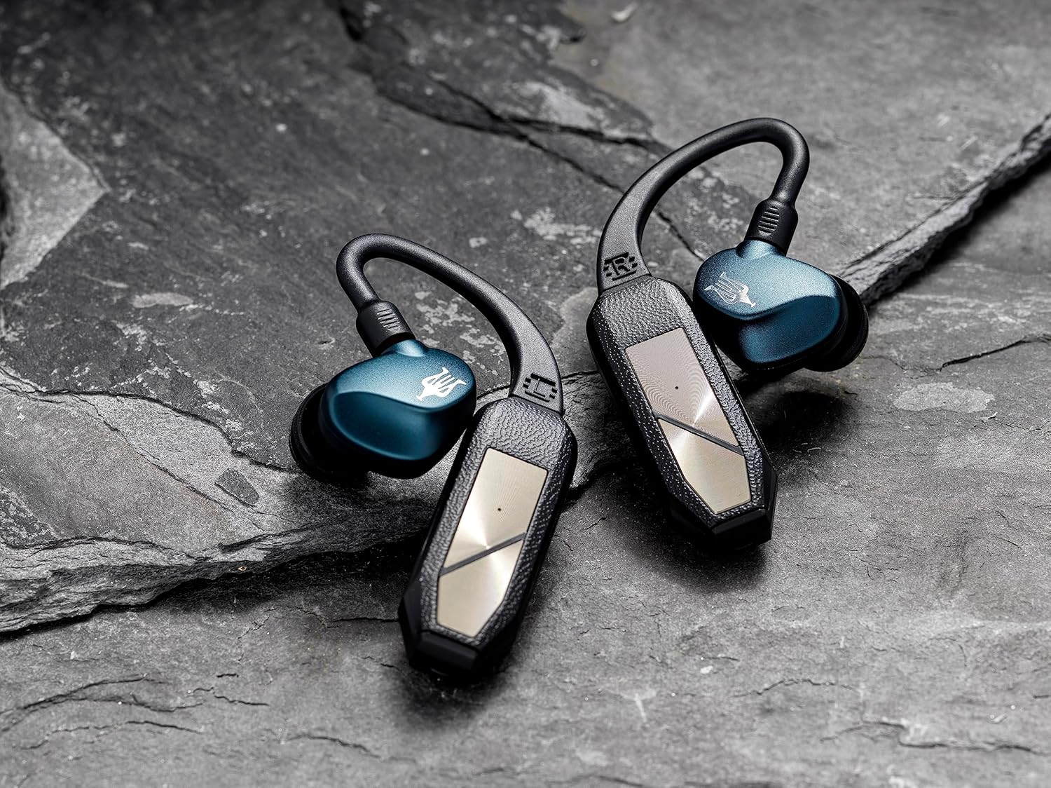 iFi - GO Pod - HD Bluetooth DAC & Headphone Amp for IEMs. Hi-Res 96kHz/24bit LDAC - Unrivalled TWS Sound - Interchangeable IEM Connectors. Case with 35H Playtime. Qi Wireless & USB-C Fast Charging. - Image 8